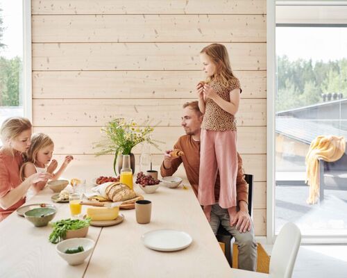 honka-brand-people-log-home-diningroom-005-ID3510204-krista-photo-elina-simonen-1-1024x683