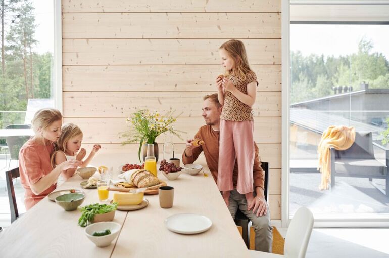 honka-brand-people-log-home-diningroom-005-ID3510204-krista-photo-elina-simonen-1-1024x683